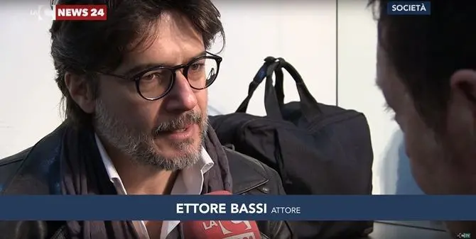 «La mafia è una montagna di merda», il boato degli studenti al monologo di Ettore Bassi (VIDEO)