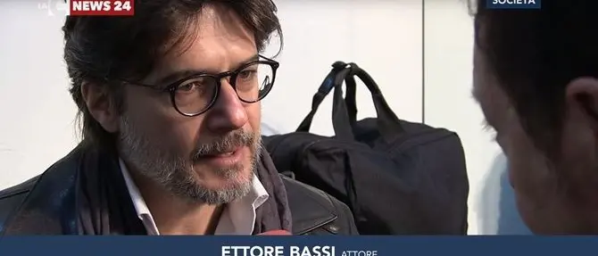 «La mafia è una montagna di merda», il boato degli studenti al monologo di Ettore Bassi (VIDEO)