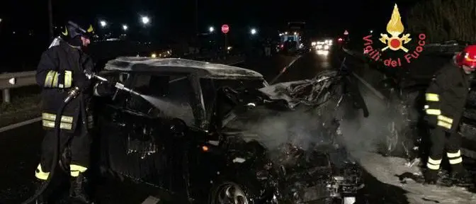 Lamezia, auto si incendia dopo incidente: grave anziano