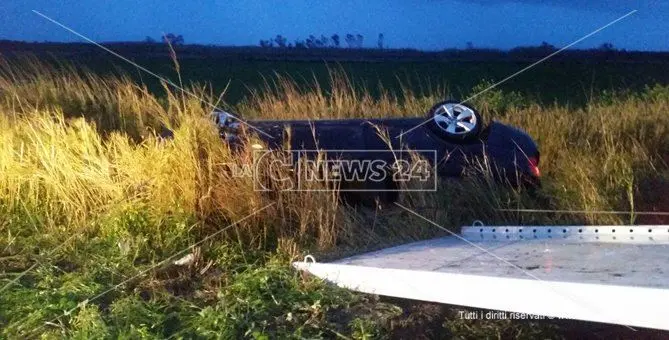 Catanzaro, auto finisce fuori strada: ferito il conducente