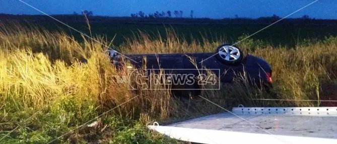 Catanzaro, auto finisce fuori strada: ferito il conducente