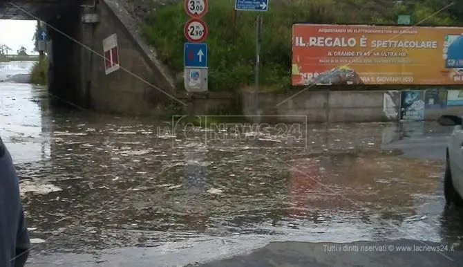 Inondazione a Nocera Terinese, il mare raggiunge il centro abitato (VIDEO)