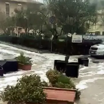 Il mare fa paura, l'acqua invade i centri del Tirreno cosentino (FOTO-VIDEO)