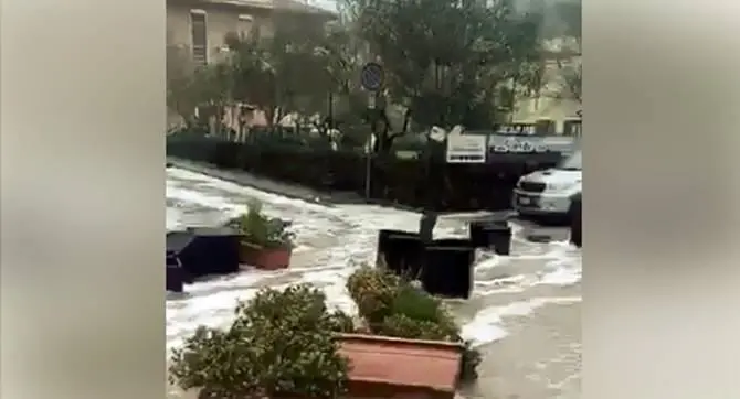 Il mare fa paura, l'acqua invade i centri del Tirreno cosentino (FOTO-VIDEO)