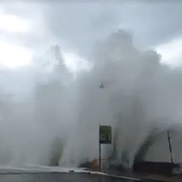 «'A varca 'e Nino!». Stupore e paura a San Lucido per la mareggiata (VIDEO)