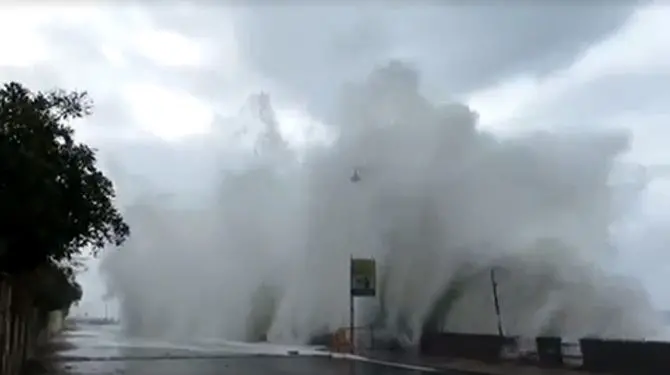 «'A varca 'e Nino!». Stupore e paura a San Lucido per la mareggiata (VIDEO)