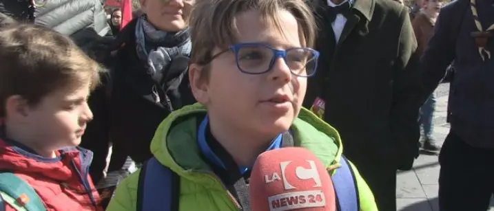 Giornata della memoria, il desiderio struggente di un bimbo: «Vorrei che mio nonno fosse vivo» (VIDEO)