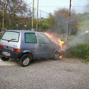 Auto in fiamme con il conducente a bordo: attimi di panico a Catanzaro