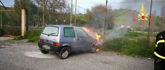 Auto in fiamme con il conducente a bordo: attimi di panico a Catanzaro