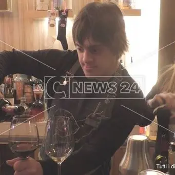 Camerieri e barman speciali per una sera in un pub di Crotone (VIDEO)