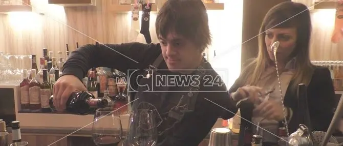 Camerieri e barman speciali per una sera in un pub di Crotone (VIDEO)