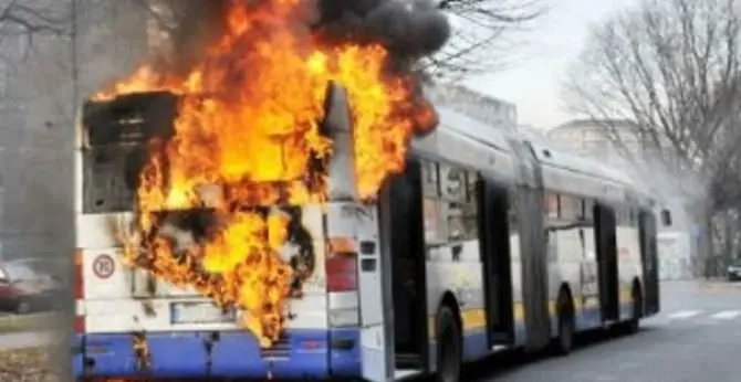 In fiamme nove autobus dell’azienda Perrone nel Cosentino