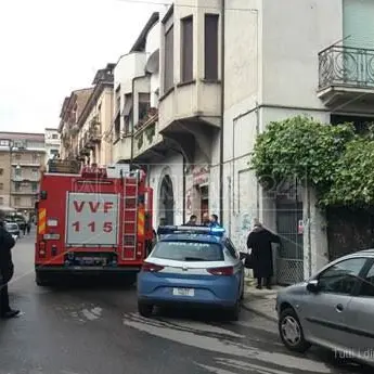 Incendio in una palazzina a Cosenza, operai intossicati
