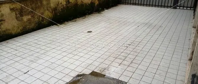 Fogna a cielo aperto davanti ad una scuola di Catanzaro: «Una bomba sanitaria»