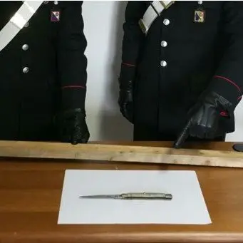 Bastona e tenta di accoltellare i tre figli: arrestato 71enne a Satriano