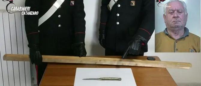 Bastona e tenta di accoltellare i tre figli: arrestato 71enne a Satriano