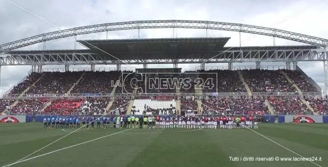 Allo stadio Ezio Scida di Crotone scende in campo la solidarietà (VIDEO)