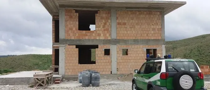 Sequestrato manufatto abusivo in costruzione a Crotone