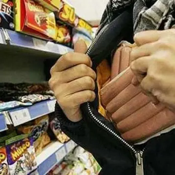 Paola, rubano merce dal supermercato e aggrediscono il direttore