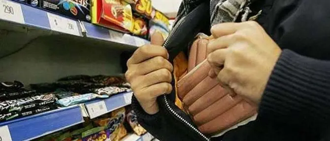 Paola, rubano merce dal supermercato e aggrediscono il direttore