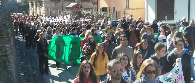 ‘#LaChiudiamoNoi’, migliaia in marcia per dire no alla discarica di Celico