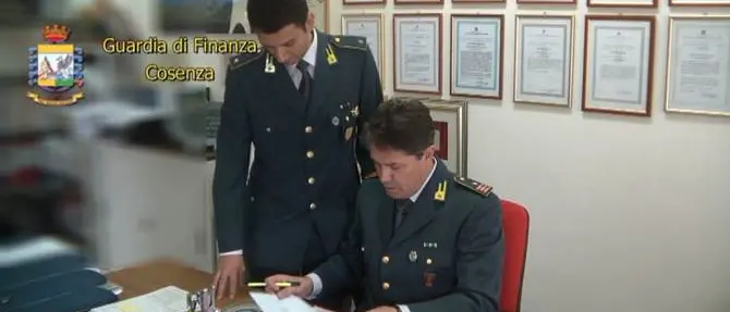 Eredi fittizi e false identità per incassare indennità previdenziali: cinque arresti nel cosentinoVIDEO