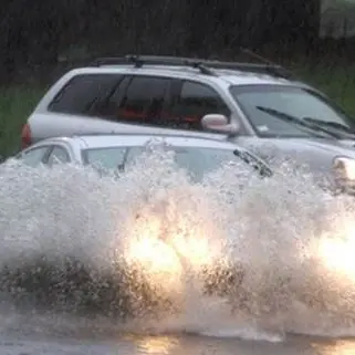 Maltempo: auto bloccata nell'acqua, salvate quattro persone
