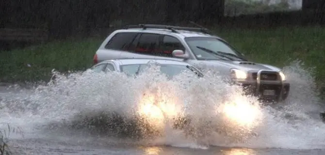 Maltempo: auto bloccata nell'acqua, salvate quattro persone