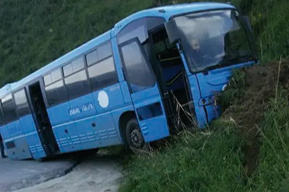 Tragedia sfiorata a Vibo: autobus carico di studenti finisce fuori strada