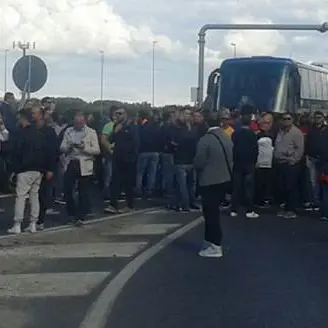 Gioia Tauro, continua la protesta dei portuali. Bloccate le rampe d'accesso all'autostrada e il gate del porto