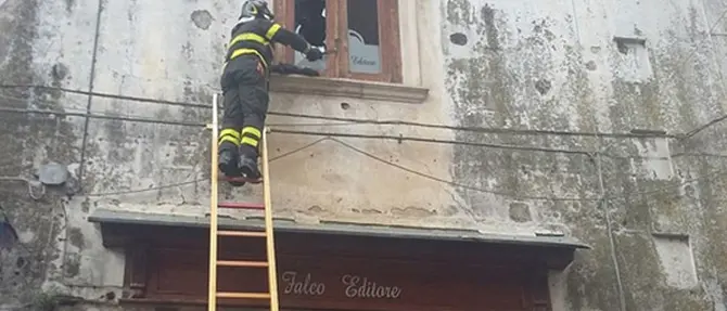 Tentano di entrare nella sede della casa editrice Falco ma il colpo fallisce