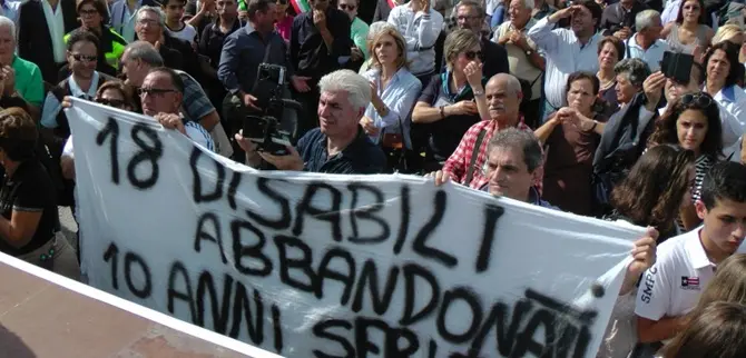 'Se proprio dobbiamo morire lo facciamo con dignità': la protesta dei pazienti del Centro recupero neurologico di Locri