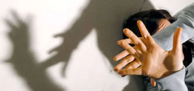 Picchia la convivente che rifiuta giochi erotici, arrestato 41enne