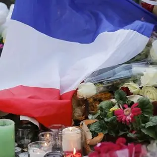 Un minuto di silenzio per ricordare le vittime di Parigi