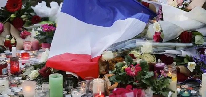 Un minuto di silenzio per ricordare le vittime di Parigi