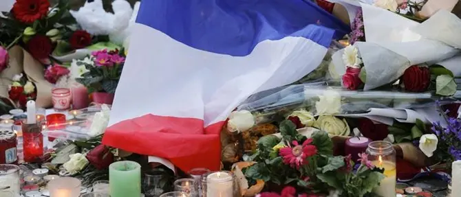 Un minuto di silenzio per ricordare le vittime di Parigi