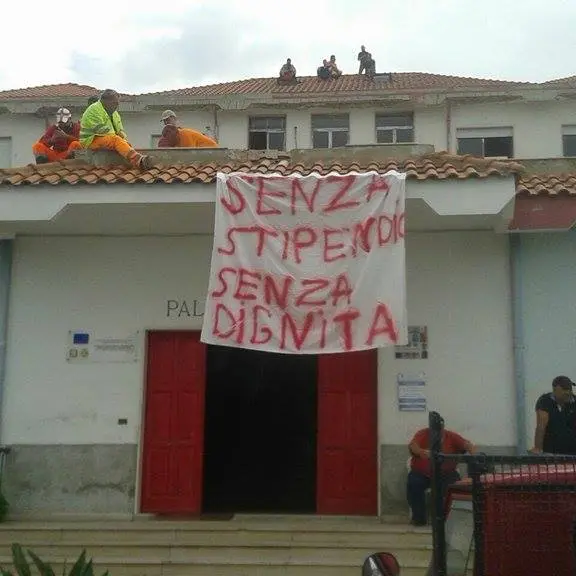 Pizzo (VV): continua la mobilitazione degli operai Eurocoop, bloccata la statale 18