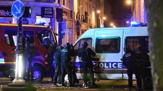 epa05024070 Police officers gather outside the Bataclan concert venue in Paris, France, 13 November 2015. At least 149 people have been killed in a series of attacks in Paris on 13 November, according to French officials. EPA/CHRISTOPHE PETIT TESSON , EPA