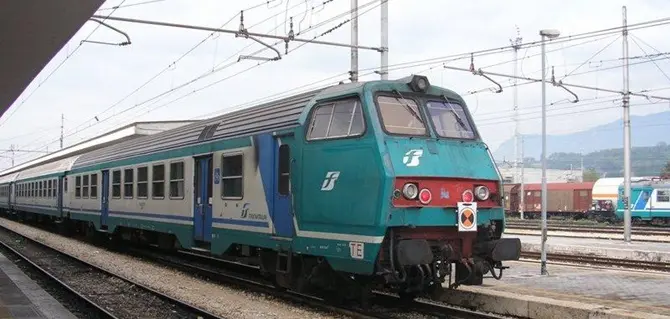 Trolley abbandonato su un treno, allarme bomba a Scalea