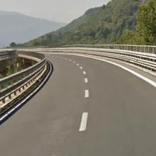 Suicidio in autostrada, 58enne si lancia da un viadotto