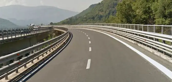 Suicidio in autostrada, 58enne si lancia da un viadotto