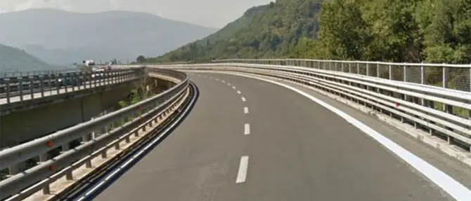 Suicidio in autostrada, 58enne si lancia da un viadotto
