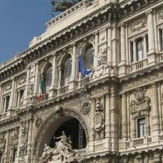Violenza sessuale di gruppo: annullata con rinvio la condanna dell'ex convivente