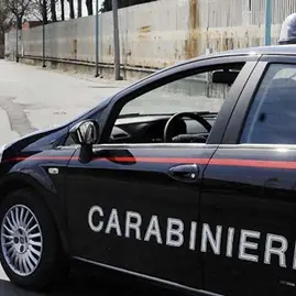 Colpisce la sorella con un sasso e aggredisce due operai: arrestato 57enne nel reggino