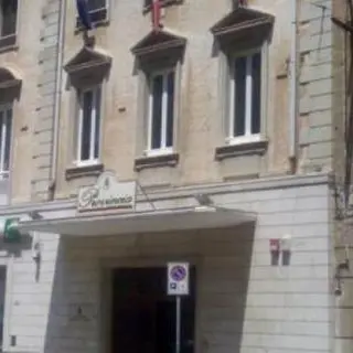 Crotone: catene al portone della Provincia, il presidente Vallone si unisce alle proteste dei lavoratori
