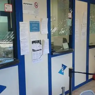 Corigliano, riceve una cartella di Equitalia e rompe i vetri degli uffici