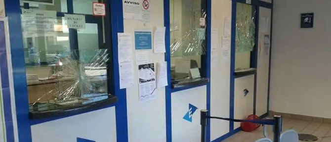 Corigliano, riceve una cartella di Equitalia e rompe i vetri degli uffici