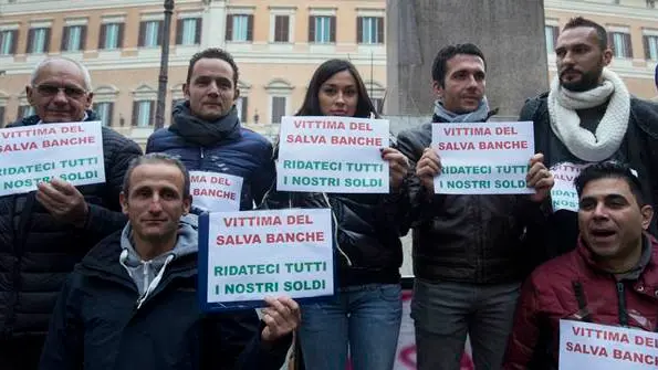 Foto Roberto Monaldo / LaPresse 06-12-2015 Roma Politica P.zza Montecitorio - Protesta degli obbligazionisti degli istituti di credito interessati dal decreto \"Salva-banche\", organizzata dal M5S Nella foto Un momento della manifestazione Photo Roberto Monaldo / LaPresse 06-12-2015 Rome (Italy) Protest of the bondholders of the banks that will receive aid from the \"Save-banks\" decree In the photo A moment of the demonstration , LaPresse