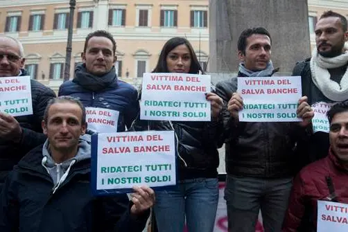 Foto Roberto Monaldo / LaPresse 06-12-2015 Roma Politica P.zza Montecitorio - Protesta degli obbligazionisti degli istituti di credito interessati dal decreto \"Salva-banche\", organizzata dal M5S Nella foto Un momento della manifestazione Photo Roberto Monaldo / LaPresse 06-12-2015 Rome (Italy) Protest of the bondholders of the banks that will receive aid from the \"Save-banks\" decree In the photo A moment of the demonstration , LaPresse