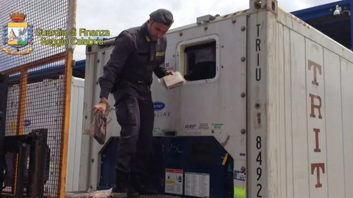 Finanzieri sequestrano 28 kg di cocaina nascosti in container porto Gioia Tauro. , ANSA